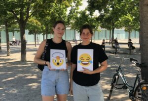 Teilnehmerinnen des Psychologie-Aufnahmetests mit Emojis